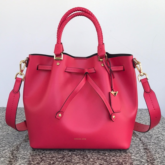 Michael Kors Handbags - Michael Kors Blakely pink bucket bag crossbody